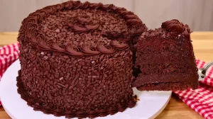 Bolo de Chocolate Recheado de Aniversário, Cremoso e Molhadinho + Vídeo