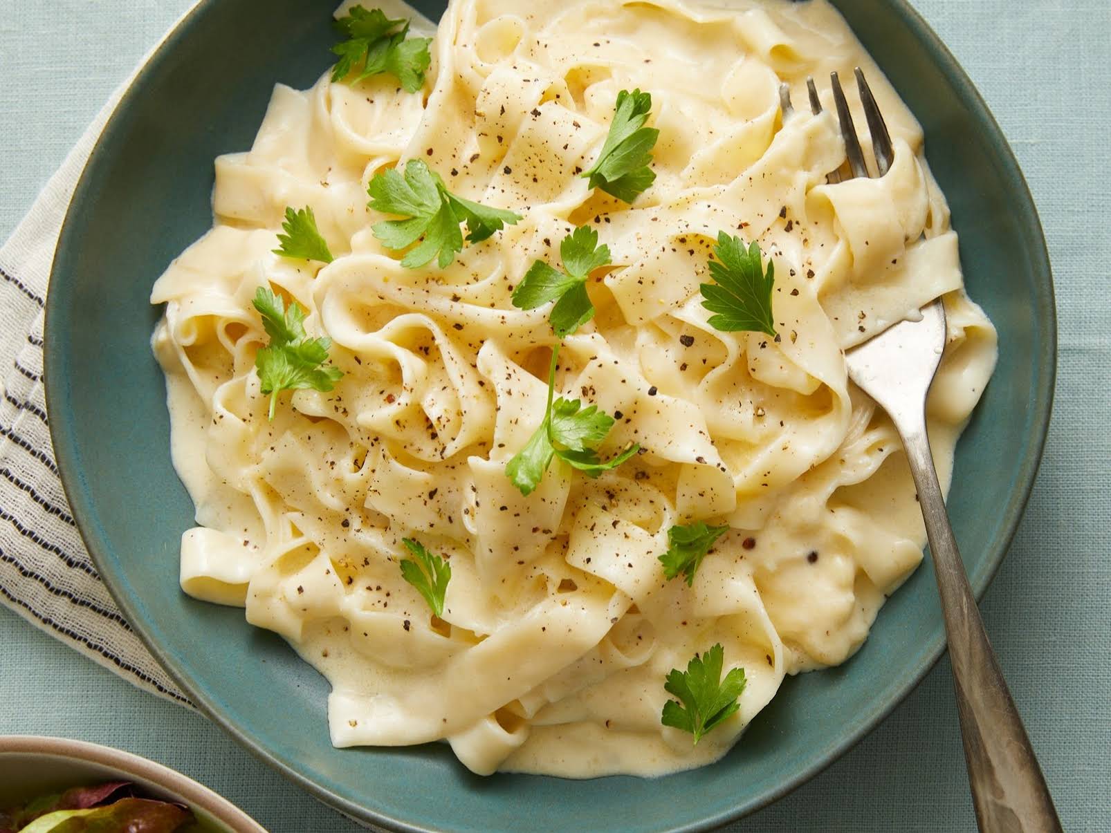 Fettuccine Alfredo: Uma Receita Clássica Italiana de Molho Cremoso de Queijo Parmesão 