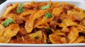 Ravioli de Carne Saboroso em Uma Panela