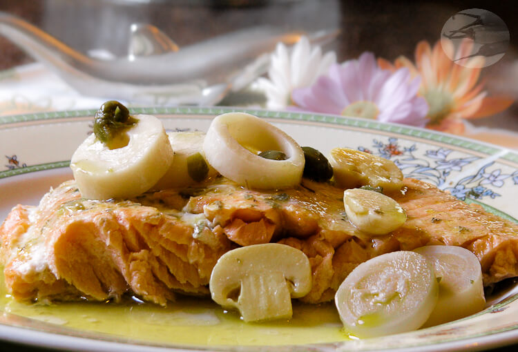 Salmão ao Molho de Champignon com Alcaparras 