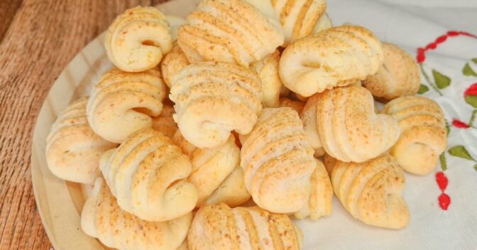 Lanche: Biscoito de Queijo com Nata