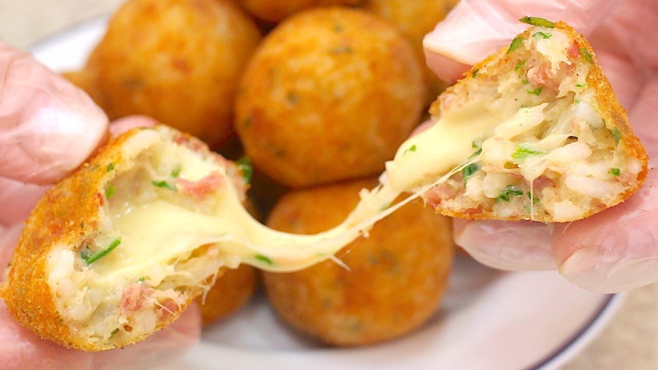 Bolinho de Arroz Recheado com Queijo 