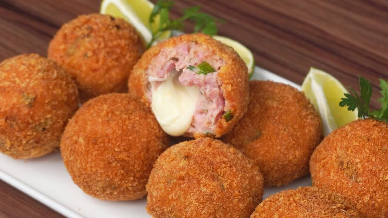 Bolinho de Linguiça e Queijo 