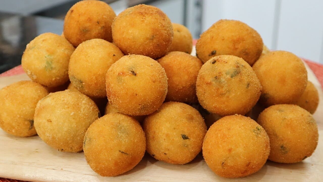 Bolinho de Queijo com Massa de Mandioca 