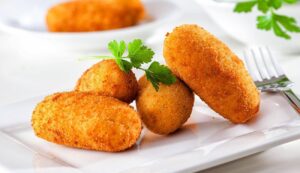 Croquete de Fubá Recheado com Queijo