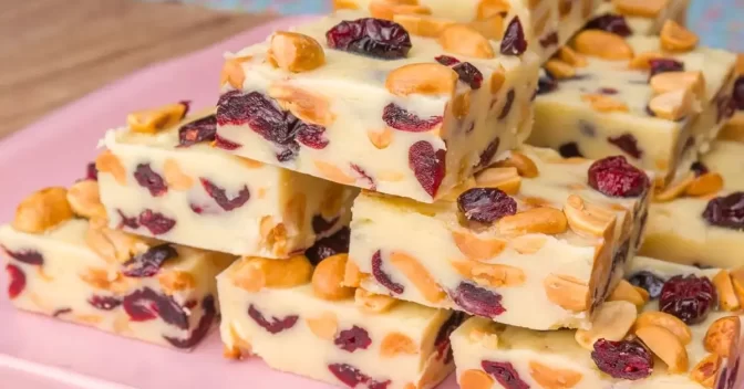 Sobremesas Doces: Fudge de Chocolate Branco com Cranberry e Amendoim