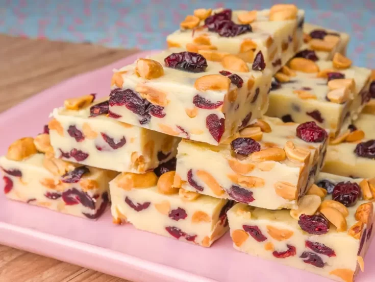 Fudge de Chocolate Branco com Cranberry e Amendoim