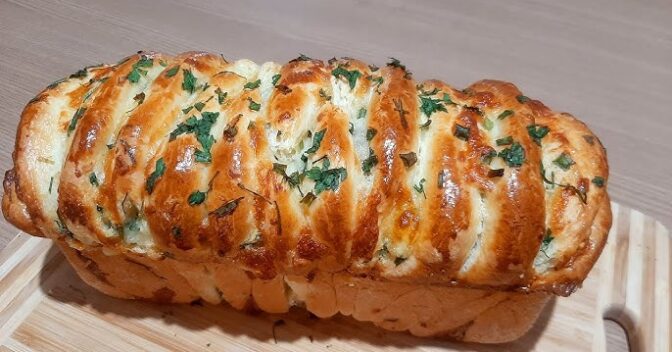 Lanche: Pão de Alho Caseiro com Queijo