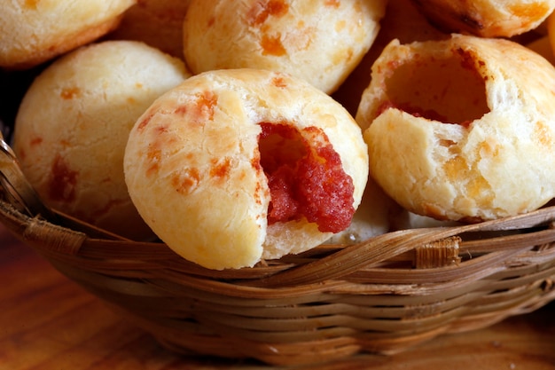 Pão de Queijo Recheado com Goiabada 