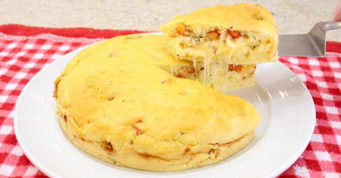 Lanche: Torta de Pão de Queijo Recheada