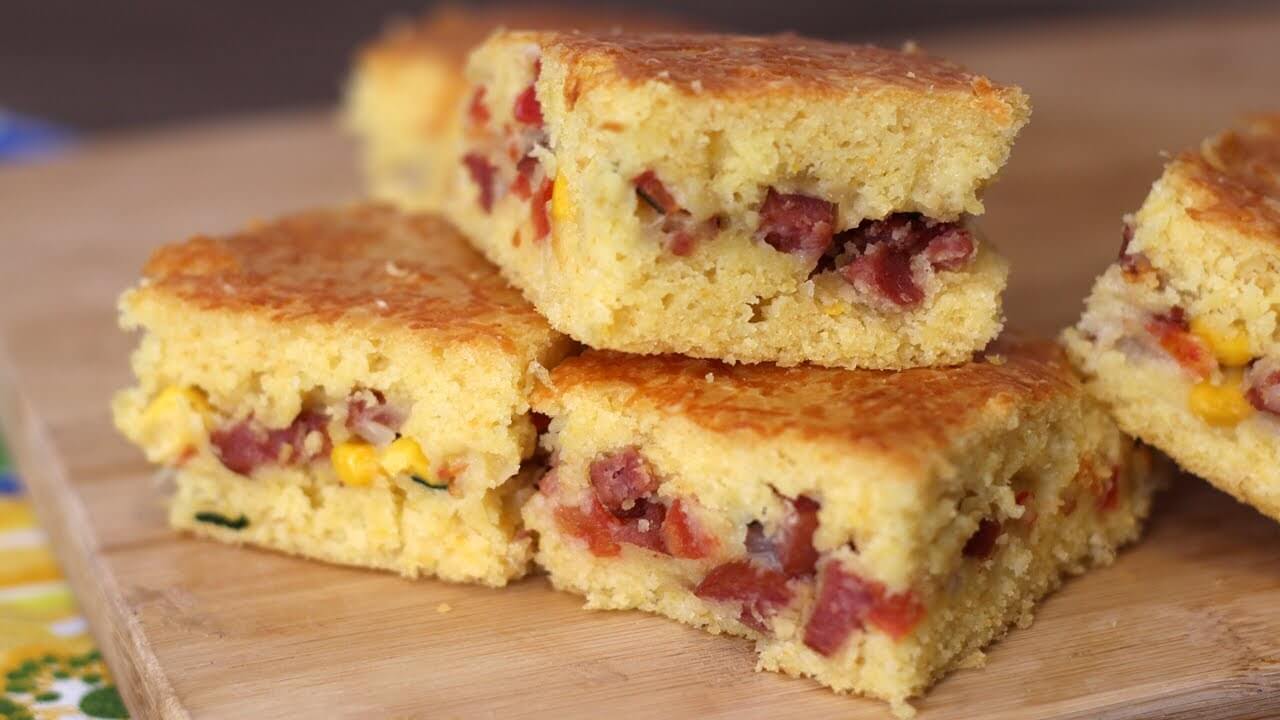 Bolo de Polenta com Calabresa 