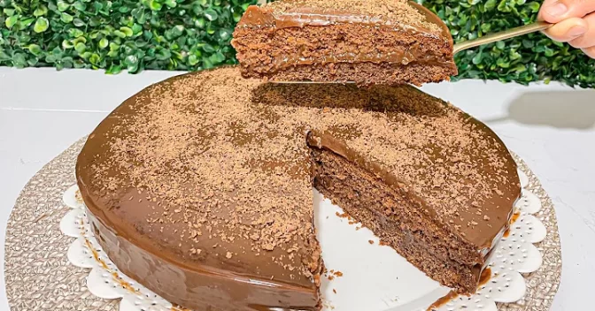 Bolos: Bolo Simples de Chocolate com Recheio e Cobertura de Brigadeiro: Perfeito para Aniversários