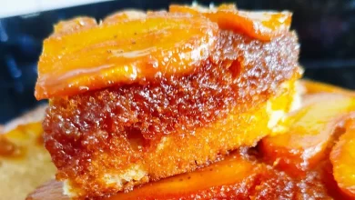 Bolo de Banana Fofíssimo com Calda Caramelizada Receita Simples e Deliciosa