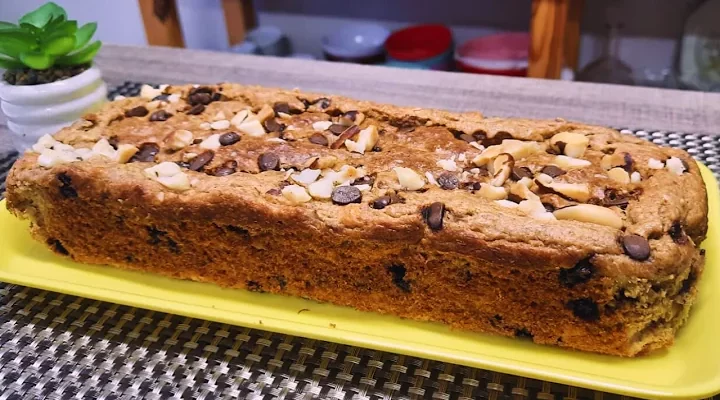 Bolo de Banana com Chocolate e Castanhas | Receita Sem Glúten e Feita com Farinha de Aveia 