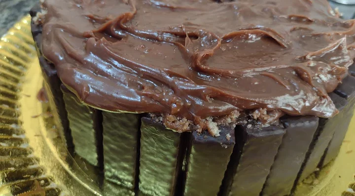 Transformando Bolo de Padaria em Bolo de Aniversário Simples 