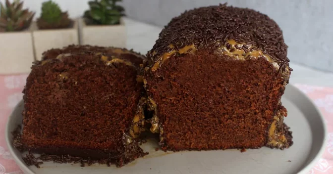 Bolos: Bolo de Chocolate com Cobertura de Doce de Leite Receita Fácil