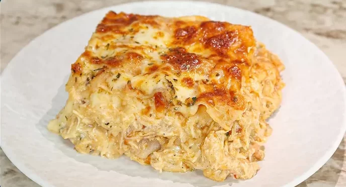 Lasanha de Frango Cremosa com Molho Branco e Vermelho Só Faça 