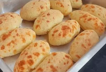 Os biscoitos de polvilho com queijo são uma opção perfeita para acompanhar um café da tarde ou servir como petisco em reuniões. Crocantes por fora e macios por dentro, esses biscoitos têm uma textura irresistível e um sabor delicioso de queijo. Com uma receita simples e ingredientes acessíveis, você pode preparar essa delícia em casa e ainda congelar para ter sempre à mão.