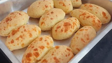 Os biscoitos de polvilho com queijo são uma opção perfeita para acompanhar um café da tarde ou servir como petisco em reuniões. Crocantes por fora e macios por dentro, esses biscoitos têm uma textura irresistível e um sabor delicioso de queijo. Com uma receita simples e ingredientes acessíveis, você pode preparar essa delícia em casa e ainda congelar para ter sempre à mão.