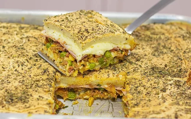 Torta Salgada de Carne Moída com Presunto e Queijo