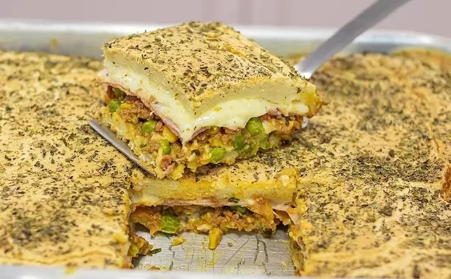 Torta Salgada de Carne Moída com Presunto e Queijo 