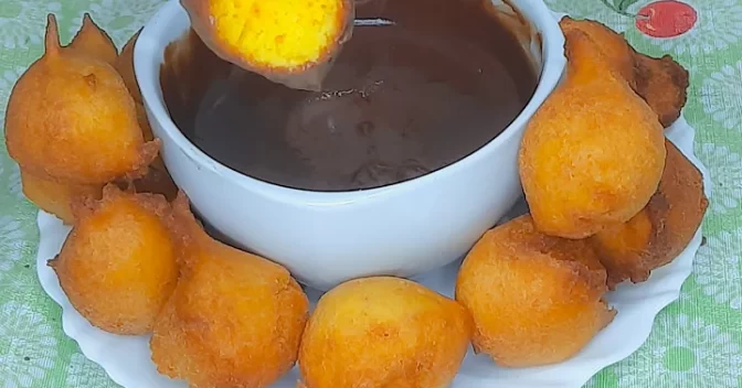 Lanche: Bolinhos de Chuva de Cenoura com Calda de Chocolate tem Vídeo na Receita