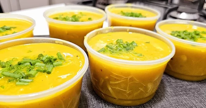 Receitas Saudáveis: Caldo de Frango com Legumes, Perfeito para uma Janta Leve e Saudável