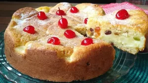 Bolo com Creme, Fofinho e Irresistível com um Cafezinho Bem Quentinho