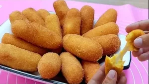 Croquete de Milho Verde Recheado com Queijo Muito Delicioso
