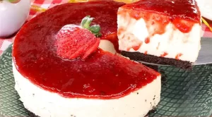 Torta de Cream Cheese com Geleia de Morango e Base de Oreo