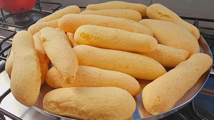 Os biscoitos de polvilho assado são uma opção irresistível para acompanhar um bom café. Crocantes...