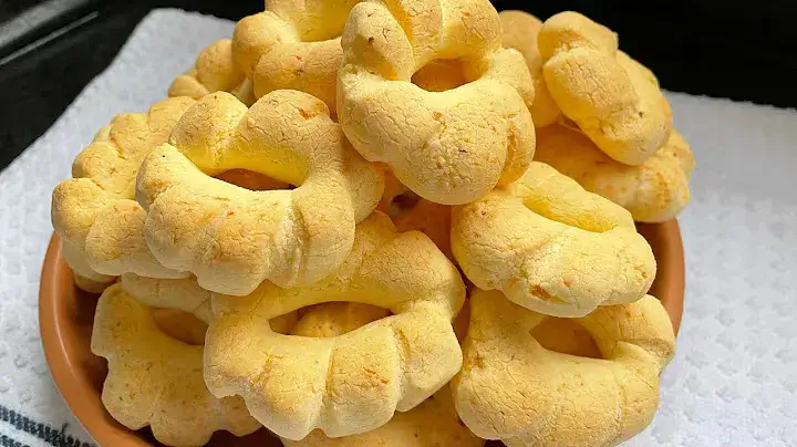 O biscoito de queijo com creme de leite é uma receita prática, ideal para servir...