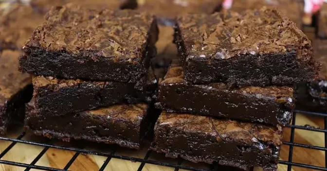 Bolos: Brownie Tradicional Molhadinho e com Casquinha Crocante