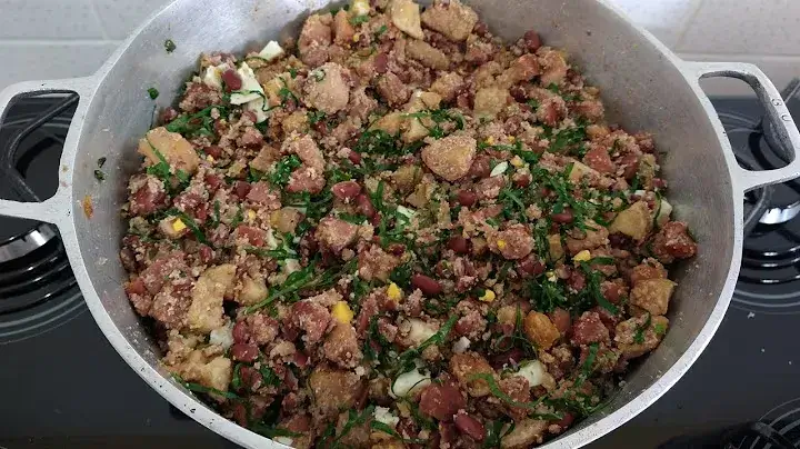 O Feijão Tropeiro é um prato típico da culinária mineira, perfeito para ser servido no...