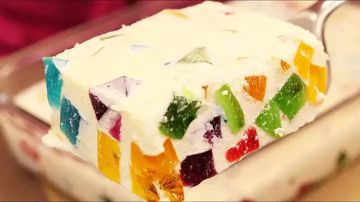 Essa gelatina colorida cremosa é a sobremesa perfeita para qualquer ocasião. Com cores vibrantes e...