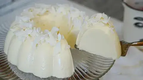 Sobremesas Doces: Manjar de Coco Cremoso com Calda de Frutas Vermelhas 