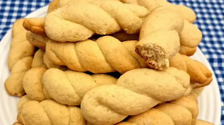 As rosquinhas de coco são um clássico da cozinha mineira, perfeitas para acompanhar um café...