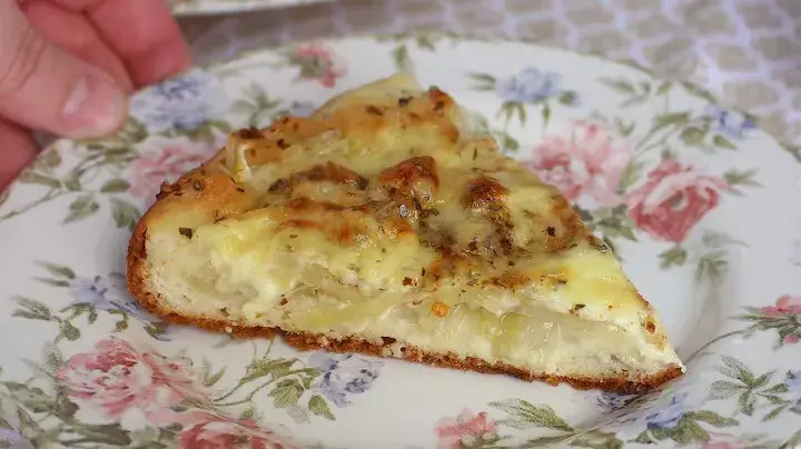 Se você procura uma receita prática, leve e cheia de sabor, a torta de cebola...