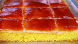 Bolo Romeu e Julieta com Cobertura Cremosa: A combinação perfeita de queijo e goiabada