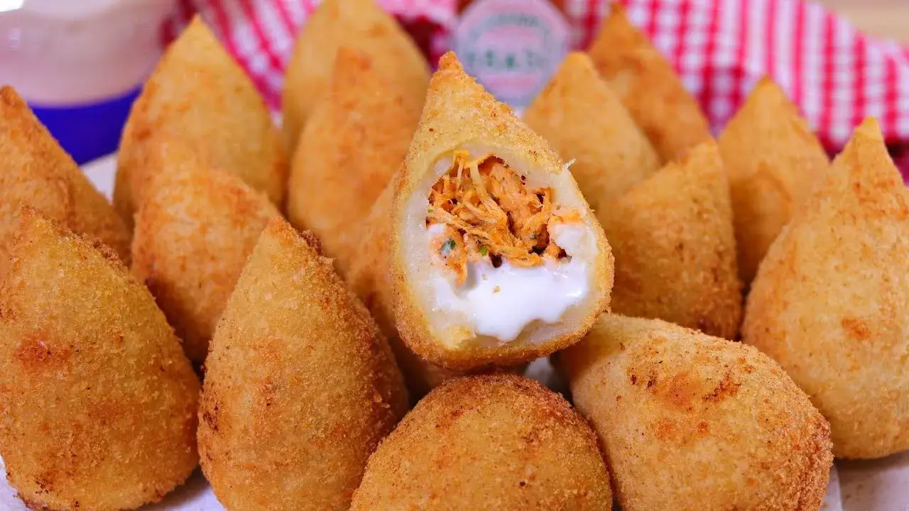 Coxinha Perfeita: Crocante por Fora e Recheada com Frango Cremoso