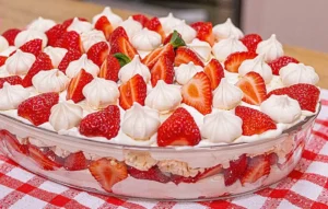 Merengue de Ninho com Morango e Suspiro: Uma Sobremesa Cremosa e Irresistível