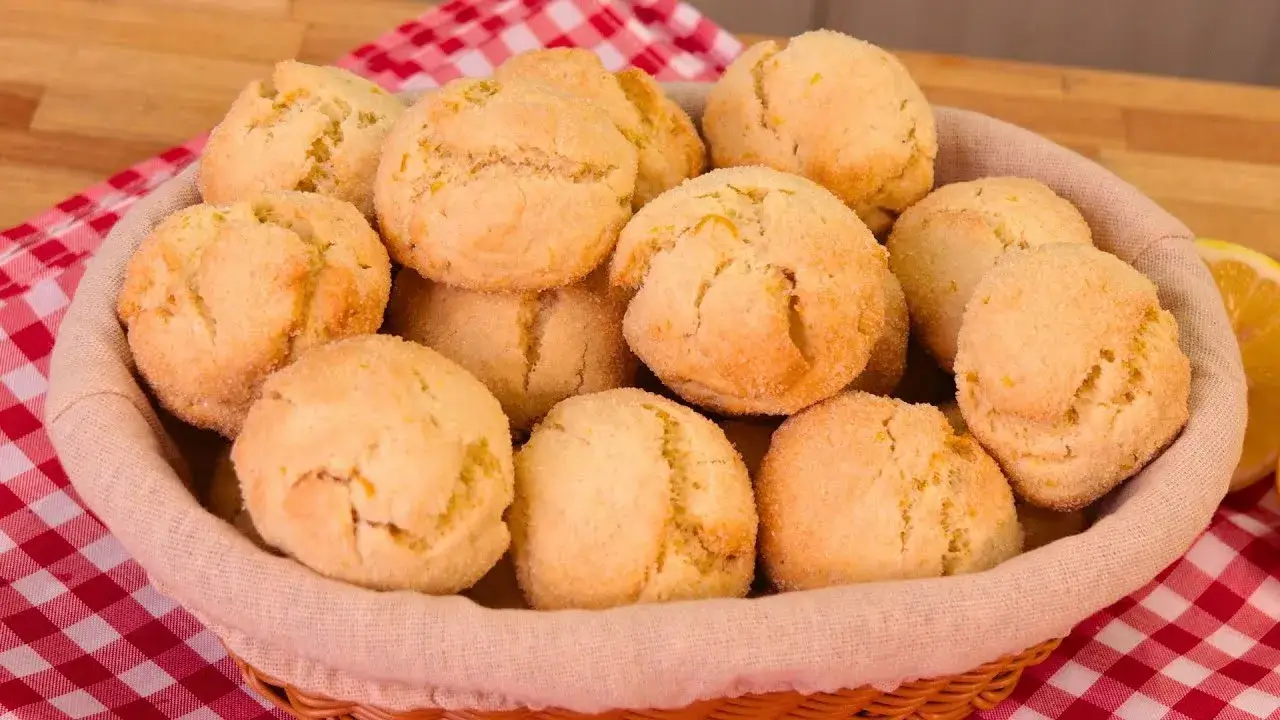 Broinha Cítrica com Iogurte: Crocante por Fora, Fofinha por Dentro e Pronta para o Café
