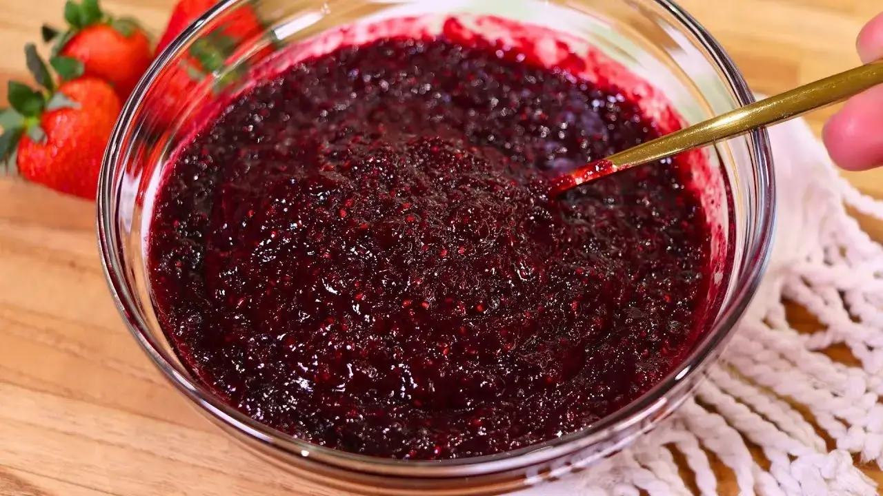 Aprenda a fazer uma deliciosa geleia de frutas vermelhas que é perfeita para rechear bolos,...