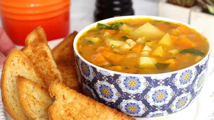Como Fazer Minestrone: A Sopa de Legumes Italiana Cheia de Sabor