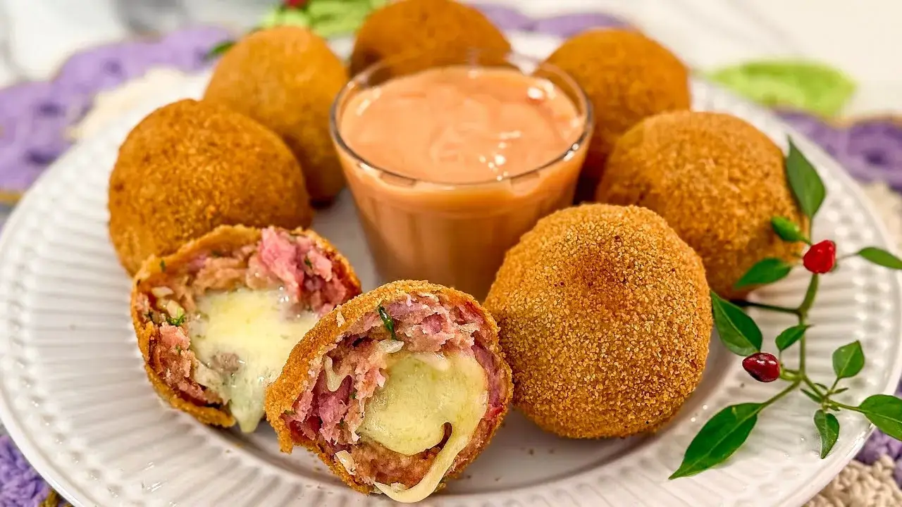 Bolinho Frito de Linguiça com Queijo: O Petisco Perfeito para Qualquer Reunião