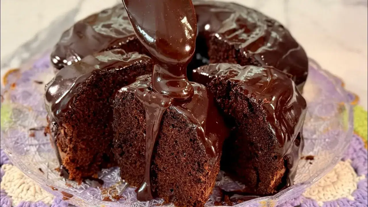 Bolo de Chocolate Fofinho com Cobertura Sem Leite Condensado: O Segredo da Textura Perfeita