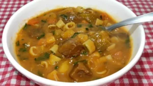 Sopa de Macarrão com Carne e Legumes: Um Abraço Quentinho em Cada Colher
