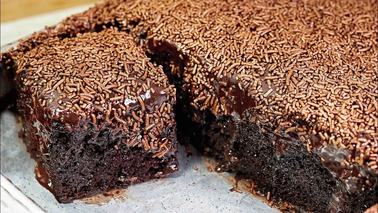Bolo de Chocolate de Padaria Gigante: Receita Perfeita para Tamanho Família