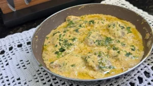 Escalope de Filé Mignon Suíno com Molho Cremoso de Mostarda e Parmesão