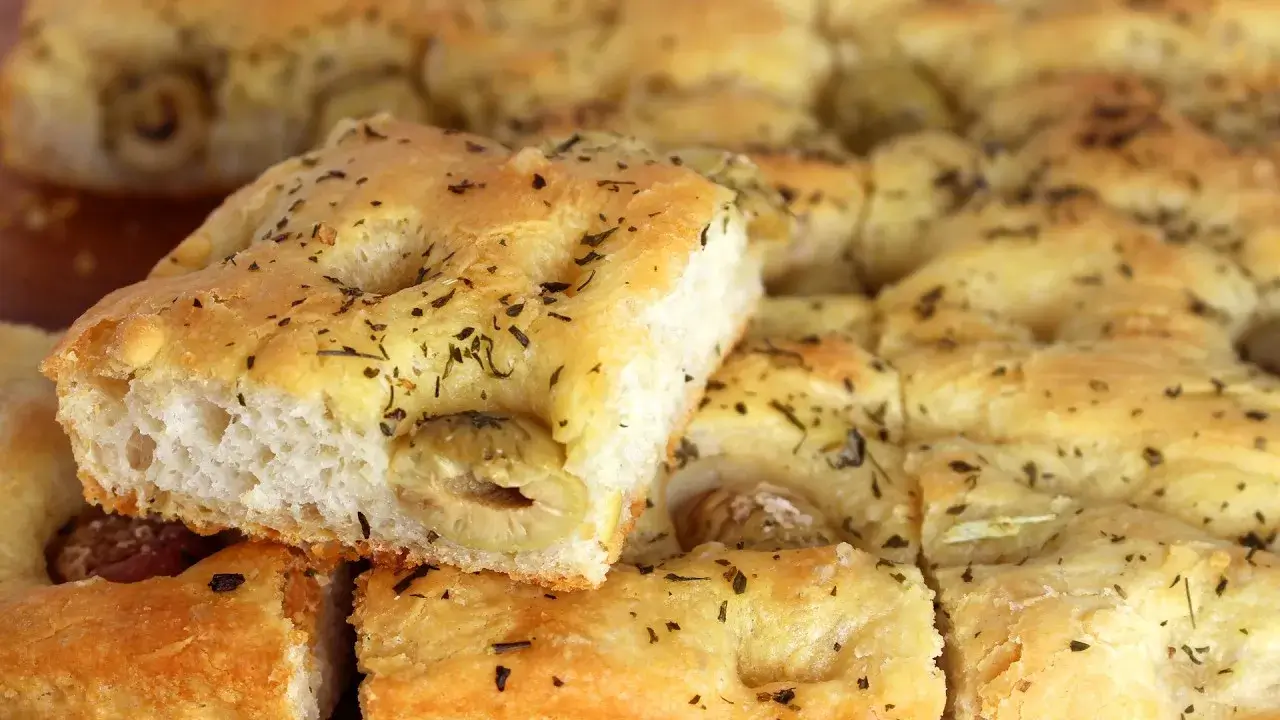 Focaccia Simples e Saborosa: Aprenda a Fazer Essa Massa Italiana Clássica em Casa